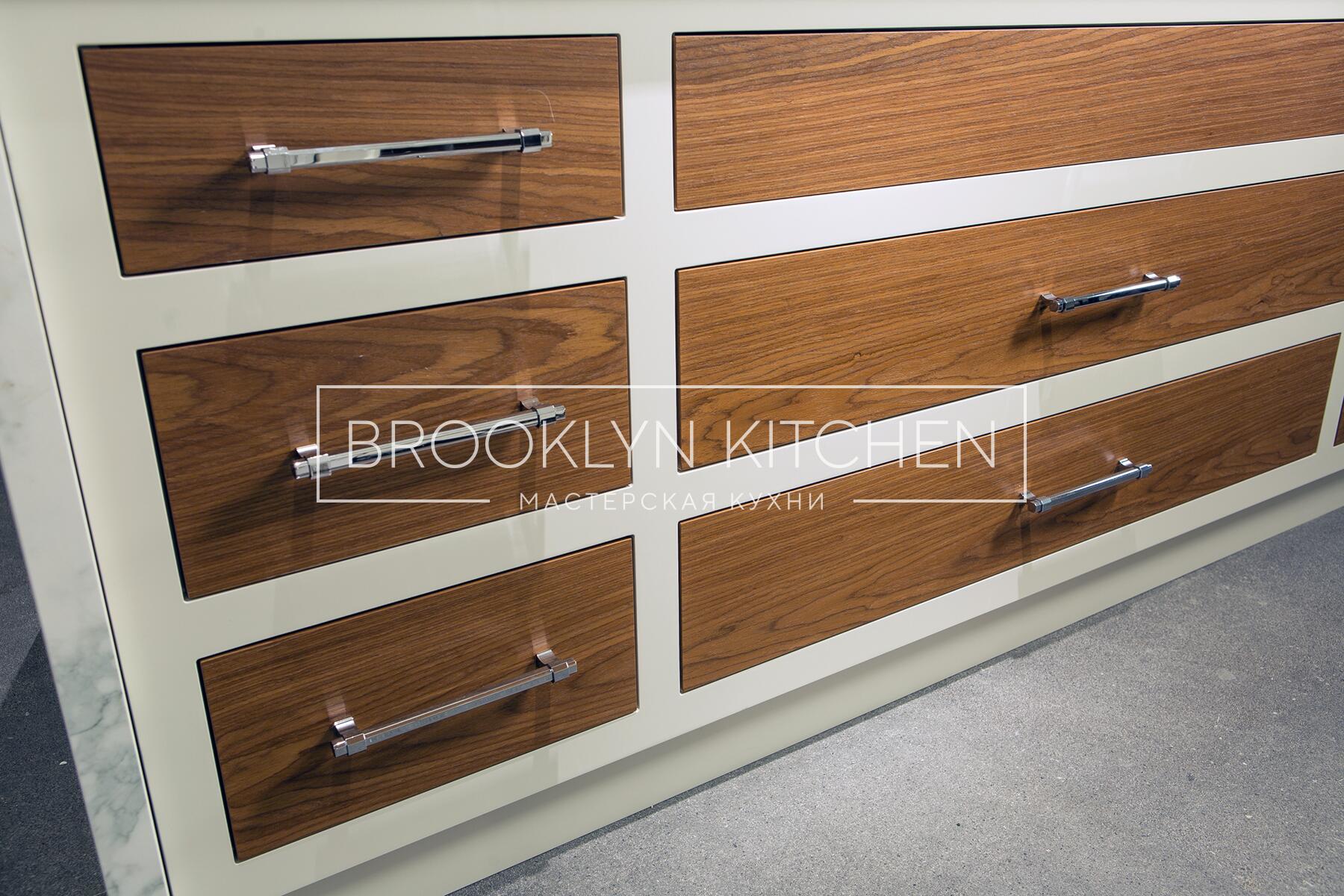 Многофункциональный остров с фасадами под эмалью и подсветкой