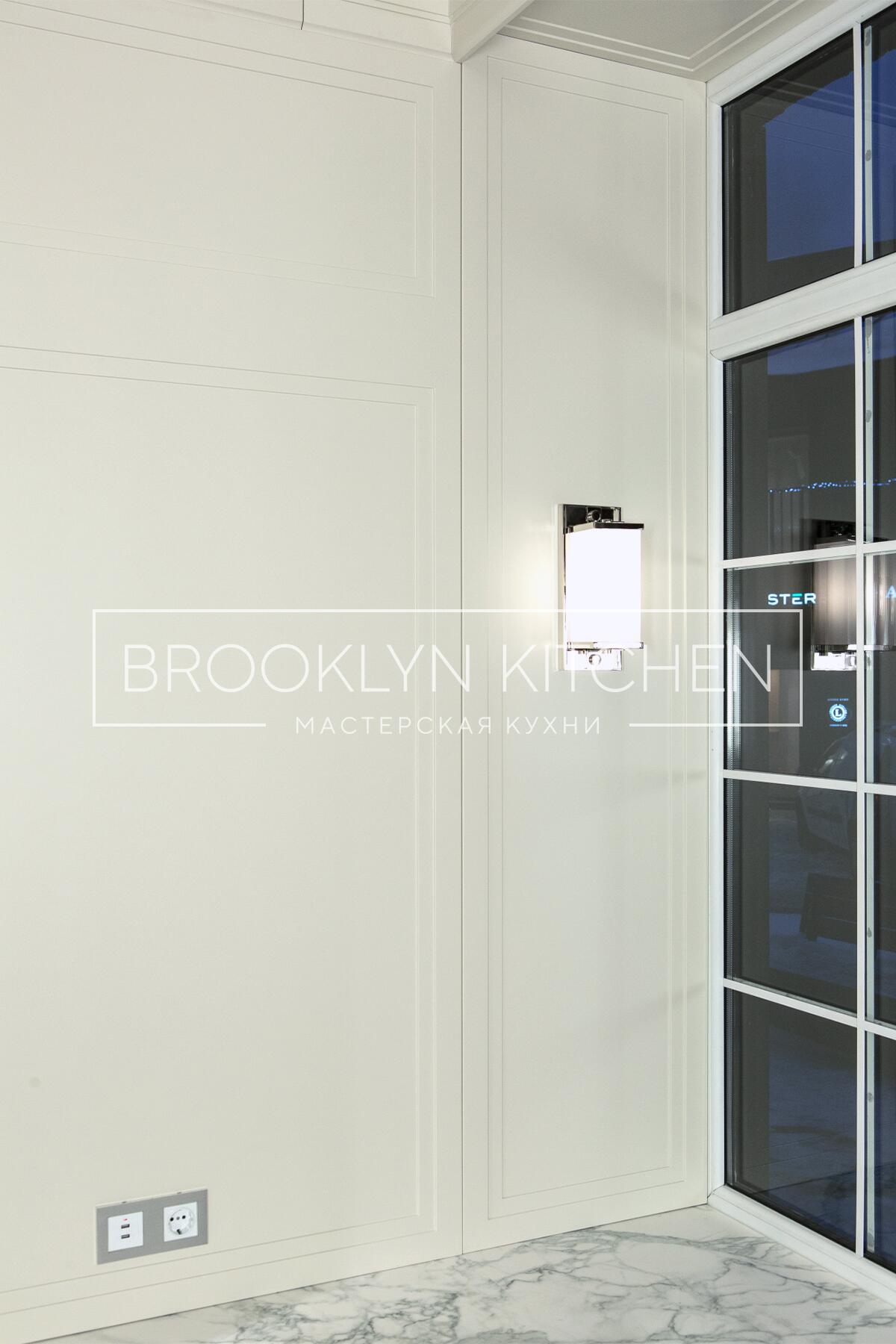 Многофункциональный остров с фасадами под эмалью и подсветкой