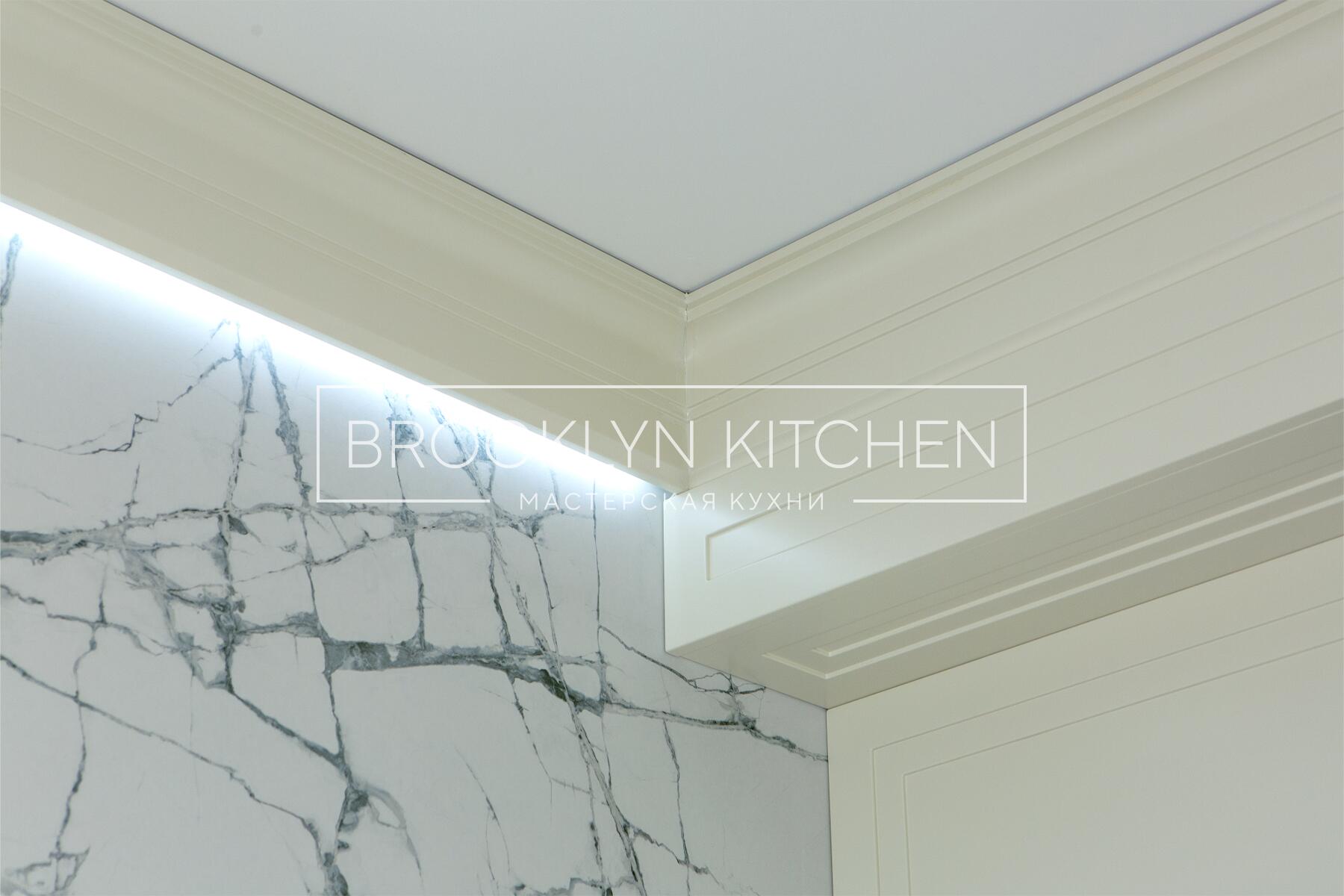 Многофункциональный остров с фасадами под эмалью и подсветкой