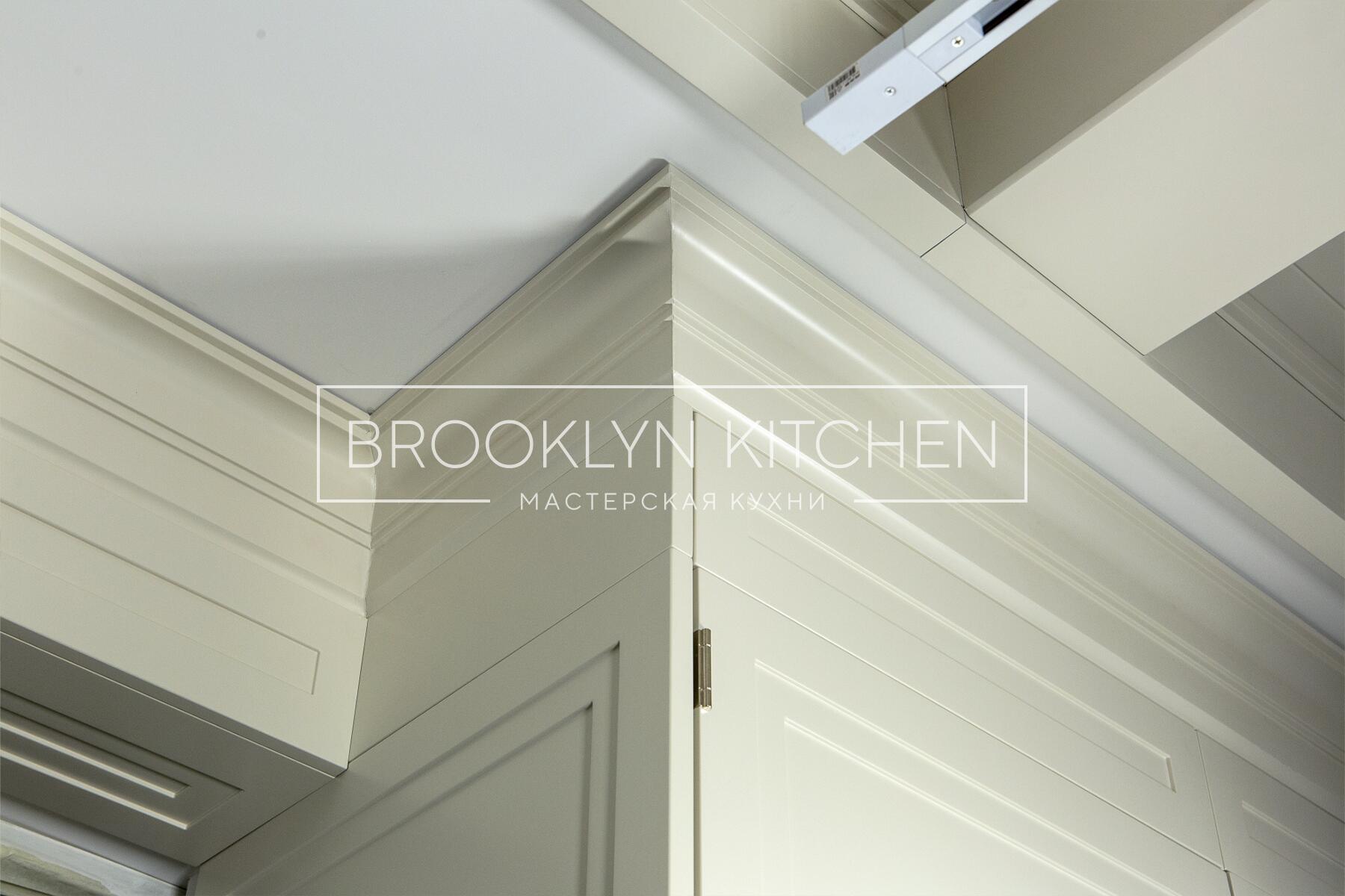 Многофункциональный остров с фасадами под эмалью и подсветкой